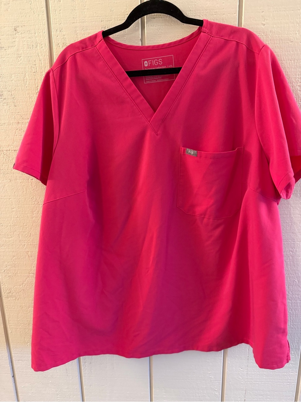 FIGS Women’s Scrub Set in Bright Pink